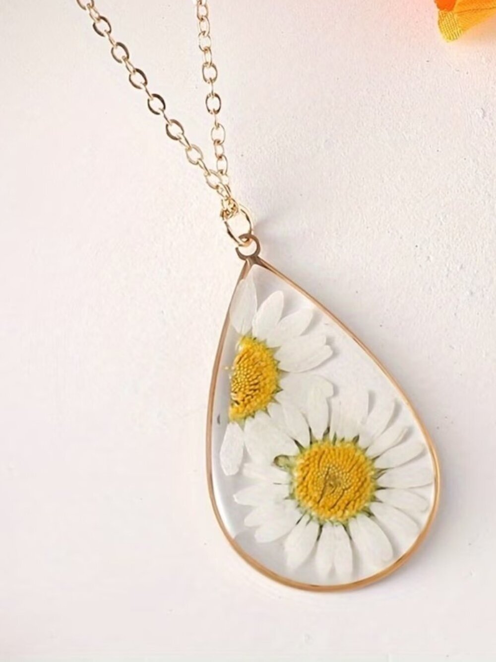 🆕️ Artisan Real Floral & Resin Gold Necklace Daisey Pendant tear drop NWOT